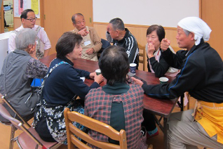 料理教室に参加した移住者との交流