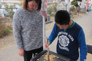 交流農園での親子きなこづくり