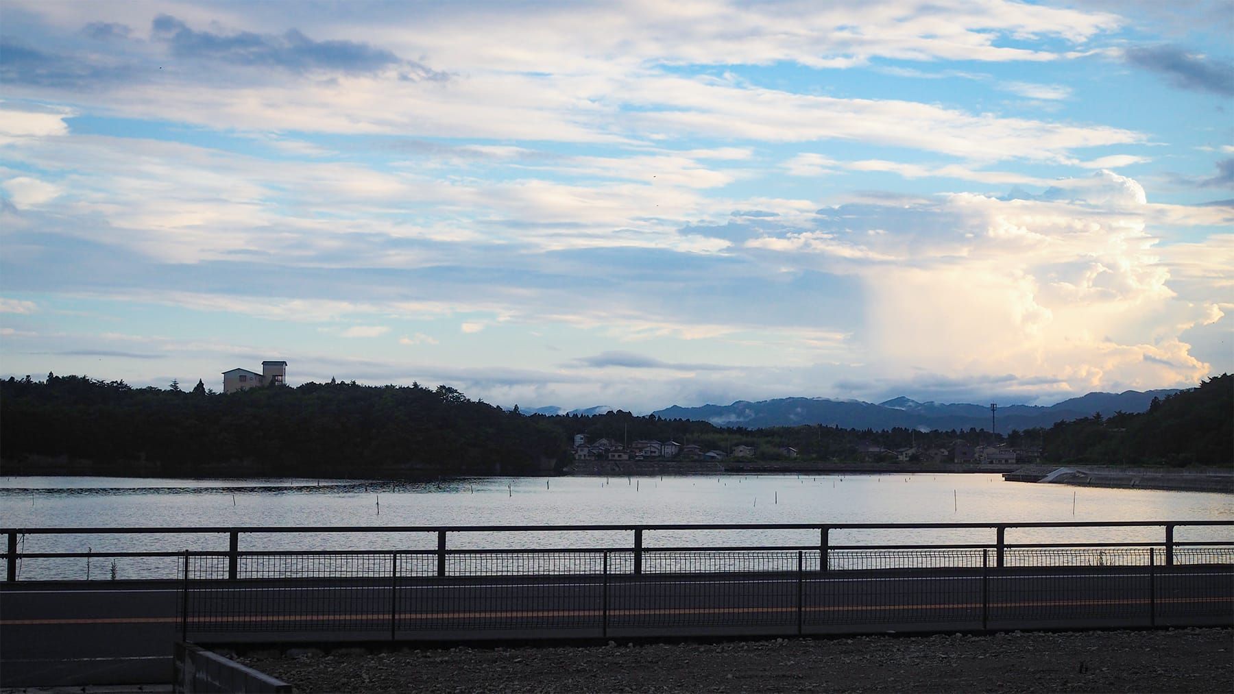 潮の香りが漂い、穏やかな波の音が静かに響く夏の日の夕方の福島県相馬市松川浦の風景