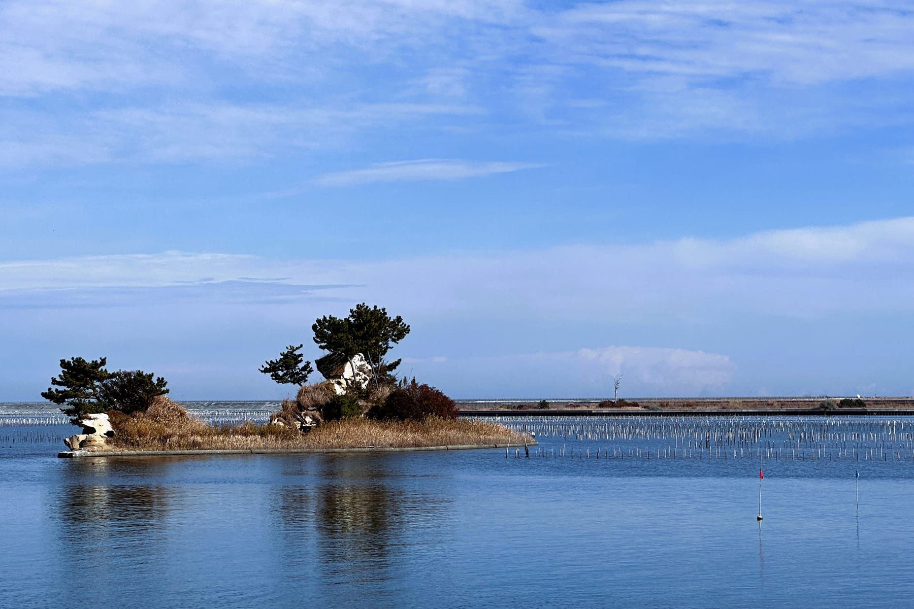 観光ガイドブックに日本百景にも選定される風光明媚な場所と紹介される小松島の風景