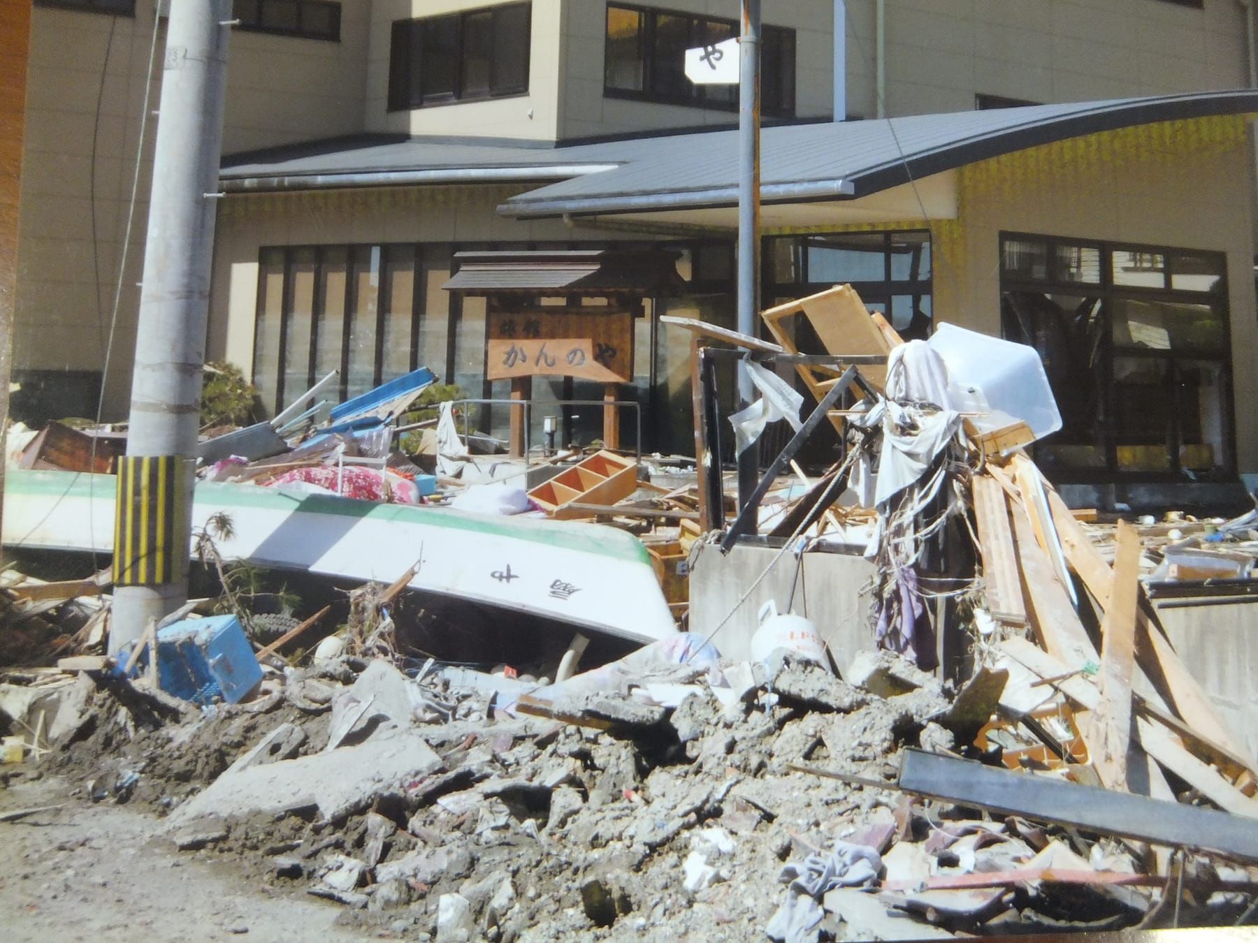 地震後の崩壊した旅館の様子