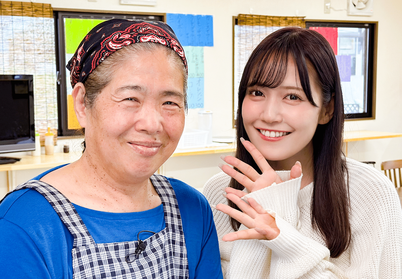 食事処 池田屋店主の池田孝代さんといわき市出身の女性アイドルグループ「=LOVE」のメンバー諸橋沙夏さんの写真