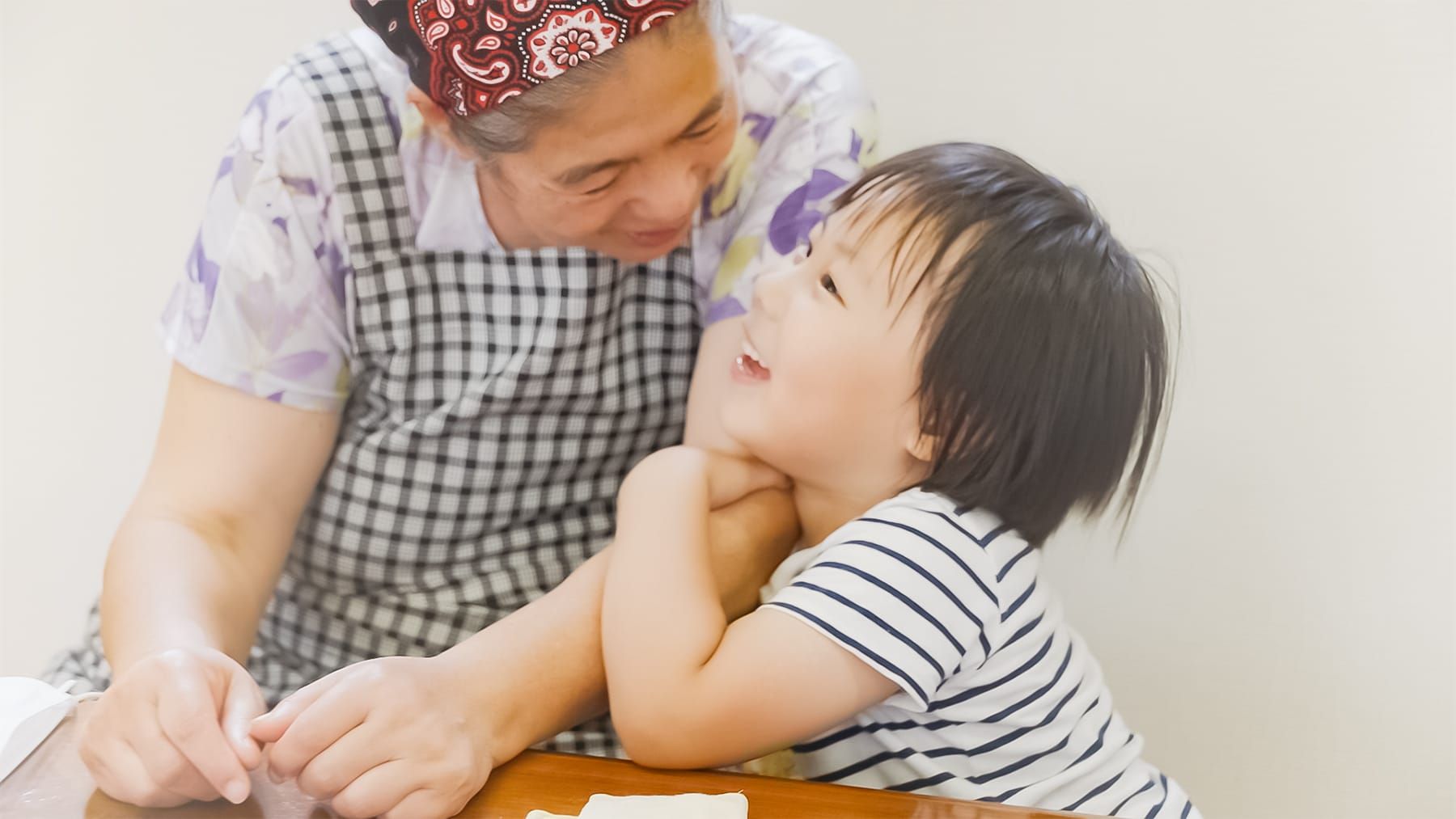 孫の倫也くんと仲良く話す池田孝代さん