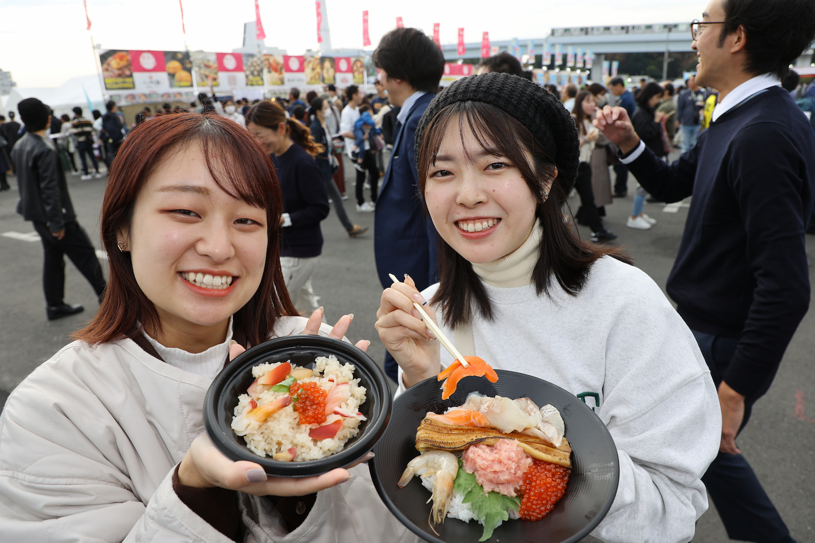 魚介を使った料理を堪能する来場者