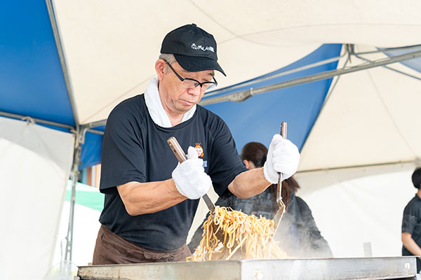 旭屋の店頭でなみえ焼きそばの調理販売の様子1