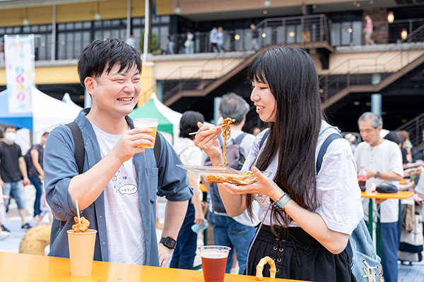 旭屋の店頭でなみえ焼きそばの調理販売の様子2