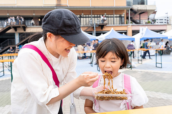 旭屋の店頭でなみえ焼きそばの調理販売の様子3