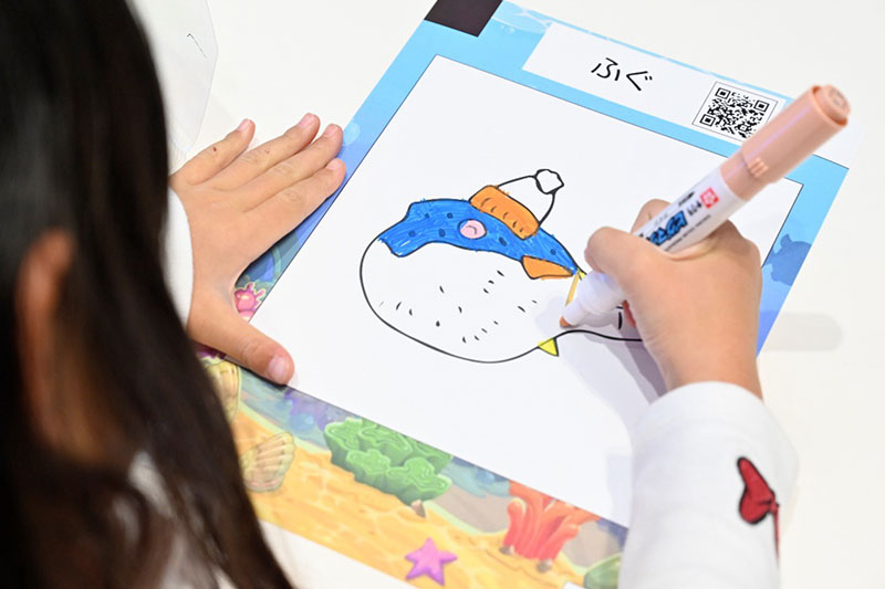 「おいしいお魚「常磐もの」の塗り絵をスクリーンに泳がせよう！」の様子1