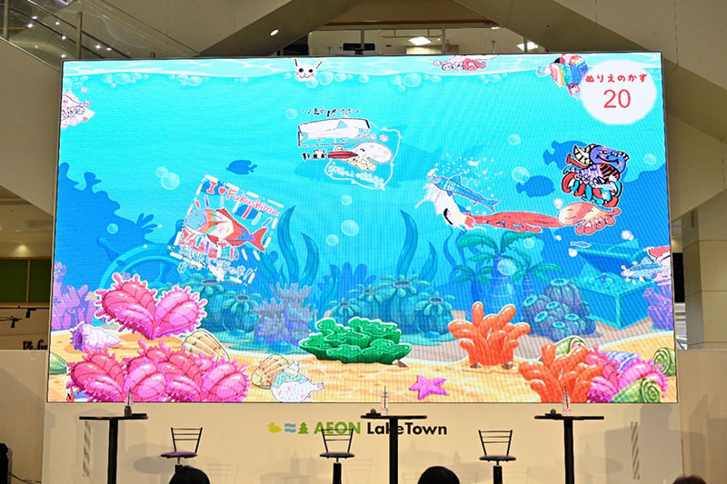 「おいしいお魚「常磐もの」の塗り絵をスクリーンに泳がせよう！」の様子2