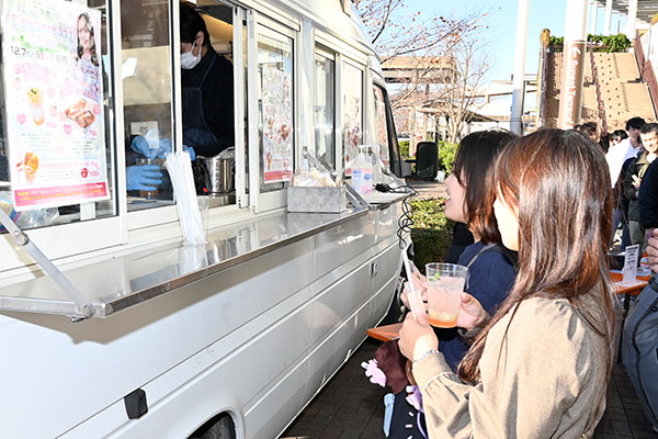 「屋外のキッチンカー」の様子1
