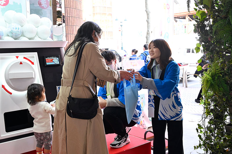 渋谷モディでイベントの巨大なガチャ2